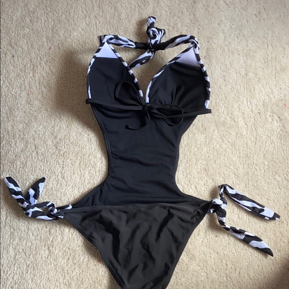 One piece bathing suit - Picture 2 of 3